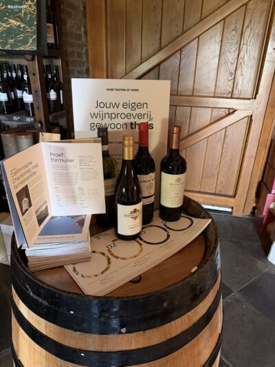 proefboekje, 4 flessen wijn en een proefblad